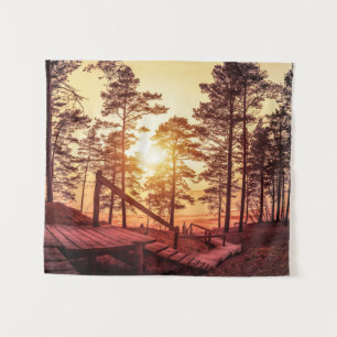 Sonnenuntergang über einem Holzweg im Kiefernwald Wandteppich