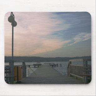 Sonnenuntergang über einem Mousepad mit Seebrücke