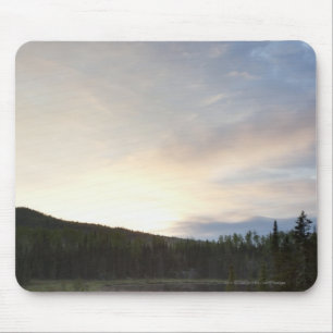 Sonnenuntergang über einem nebelhaften Teich Mousepad