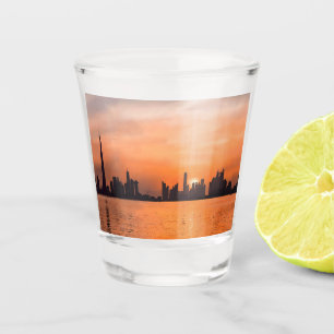 Sonnenuntergang über einer Küstenstadt - Aquarell Schnapsglas