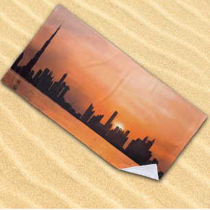 Sonnenuntergang über einer Küstenstadt - Aquarell Strandtuch