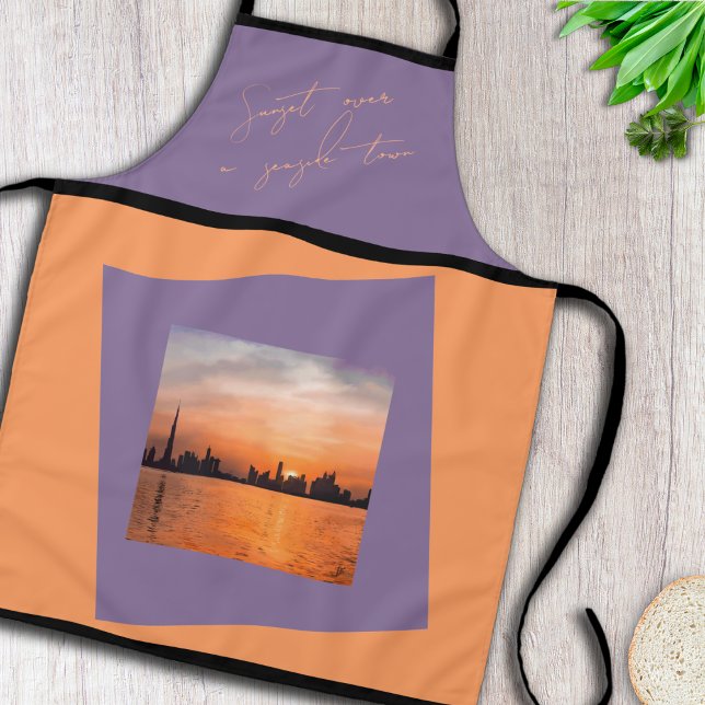 Sonnenuntergang über einer Küstenstadt - Kunst-Sch Schürze (A beautiful apron highlighting an artwork by fantabuloustef, a sunset over a city near the sea)