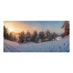 Sonnenuntergang über gefrorenem Schneewald in der Fotodruck