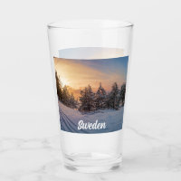 Sonnenuntergang über gefrorenem Schneewald in der 