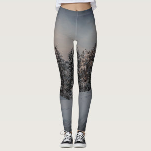 Sonnenuntergang über gefrorenem Schneewald in der Leggings