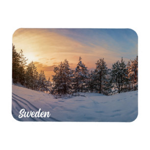 Sonnenuntergang über gefrorenem Schneewald in der  Magnet