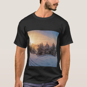 Sonnenuntergang über gefrorenem Schneewald in der T-Shirt
