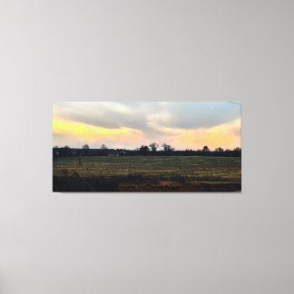 Sonnenuntergang über ländlichem Feld Leinwanddruck