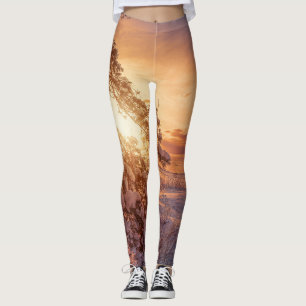 Sonnenuntergang über Meer und schneebedeckter Kief Leggings