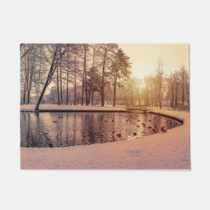Sonnenuntergang über Park mit einem kleinen eisige Fußmatte