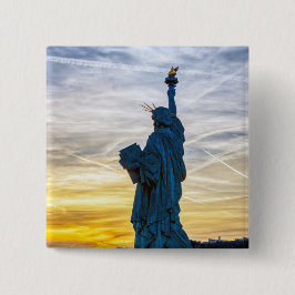 Sonnenuntergang über Replik der Freiheitsstatue in Button