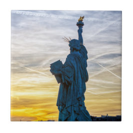 Sonnenuntergang über Replik der Freiheitsstatue in Fliese