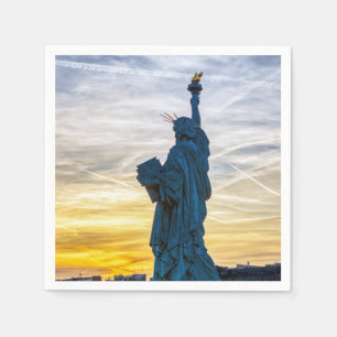Sonnenuntergang über Replik der Freiheitsstatue in Serviette