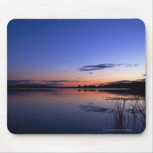 Sonnenuntergang über See Wabamun mit Gras Mousepad