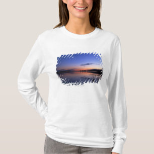 Sonnenuntergang über See Wabamun mit Gras T-Shirt