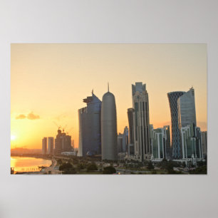 Sonnenuntergang über Skylinen von Doha, Qatar Poster