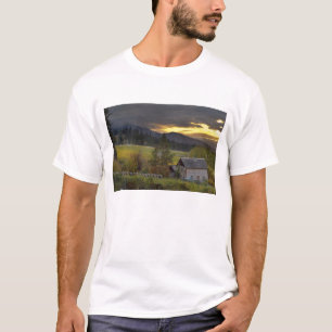 Sonnenuntergang über Weinbergen und historische Bl T-Shirt
