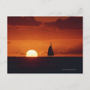 Sonnenuntergang und Yacht 2 Postkarte