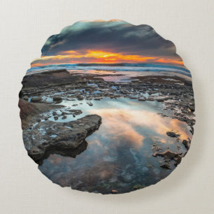 Sonnenuntergang von den Gezeitenpools Rundes Kissen