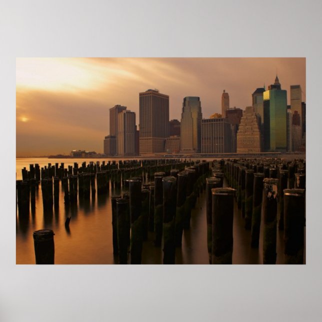 Sonnenuntergang während stürmischer Himmel über Os Poster (Vorne)