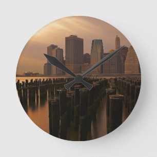 Sonnenuntergang während stürmischer Himmel über Os Runde Wanduhr