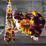 Sonnenuntergang & Wein Hochzeit Neck Tie Krawatte<br><div class="desc">Blühende Sonnenblumen und weinbordeauxfarbene Pfannkuchen Aquarellblütenbinde mit Aquarellfarben bemalter Blütenflorale von Pfannenbäumen in Blüte auf einem natürlichen Wasserfarbenwaschuntergrund. Dieses blaue Rosa und der weiße,  blumige Hals Krawatte ist für jeden Anlass geeignet.</div>