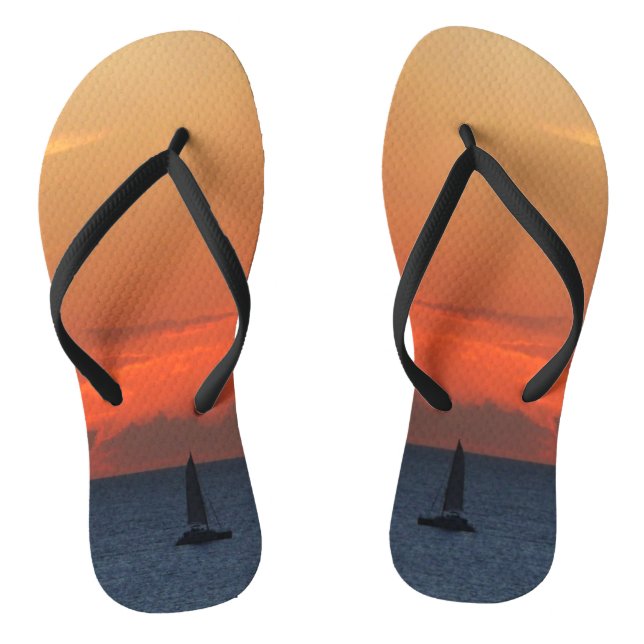 Sonnenuntergang Wolken und Segelboot Seascape Flip Flops (Fußbett)