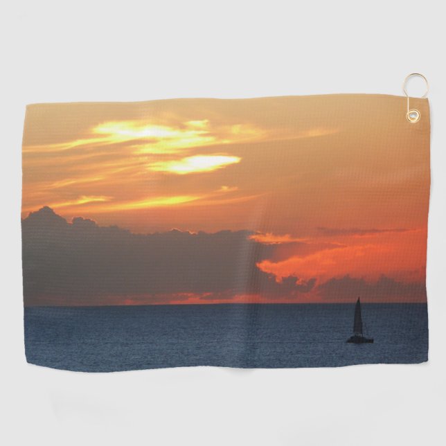 Sonnenuntergang Wolken und Segelboot Seascape Golfhandtuch (Horizontal)