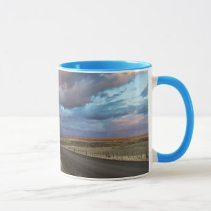 Sonnenuntergangs-Wolken über der Kiesstraße Zumwal Tasse