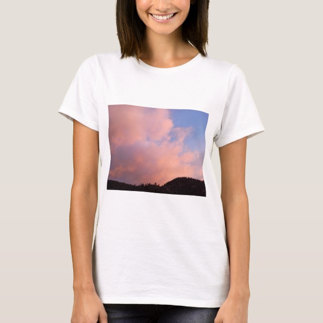 Sonnenuntergangshimmel mit rosa Wolken über schatt T-Shirt (Vorderseite)