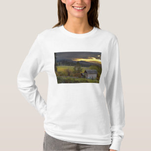 Sonnenuntergangshimmel über Weinbergen und histori T-Shirt