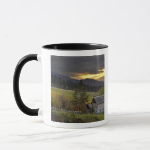 Sonnenuntergangshimmel über Weinbergen und histori Tasse