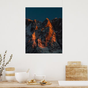 Sonnenuntergangslicht auf majestätischen Bergen Poster