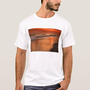 Sonnenuntergangsreflexionen auf Wolken und Ozeankü T-Shirt