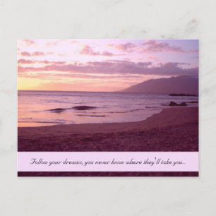 Sonnenuntergangsstrand mit Traumworten Postkarte