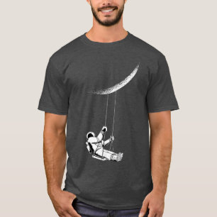 Sonnige Astronauten schwingen auf dem Halbmond T-Shirt