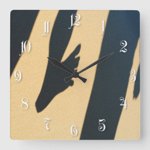 Sonnige menschliche Schatten auf dem Strand Sand Quadratische Wanduhr