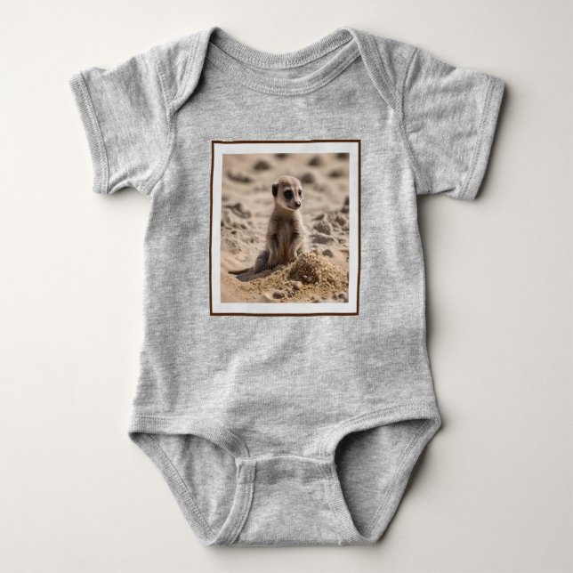 "Sonnige Tage: Baby Meerkat's Beach Adventure" Baby Strampler (Vorderseite)