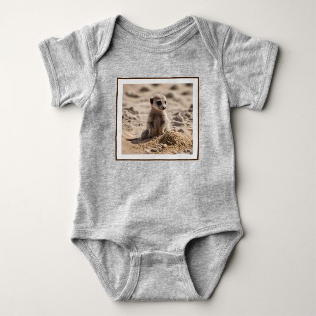 "Sonnige Tage: Baby Meerkat's Beach Adventure" Strampler (Vorderseite)