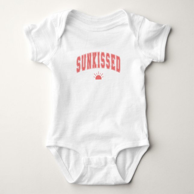 Sonnige Varsity-Sommer-Typografie Baby Strampler (Vorderseite)
