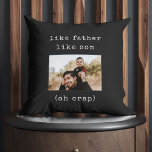 Sonnige Vatertag wie Vater wie Sohn Foto Kissen<br><div class="desc">Umarmter Spaß! Lassen Sie sich von unserem lustigen Kissen am Tag des Vaters verwöhnen,  das im Stil einer Schreibmaschine für so wie ein Vater aussehende Augenblicke steht. Pure Papa Freude! 👨 ‍ 👦 #DadJokes #FatherhoodFun</div>