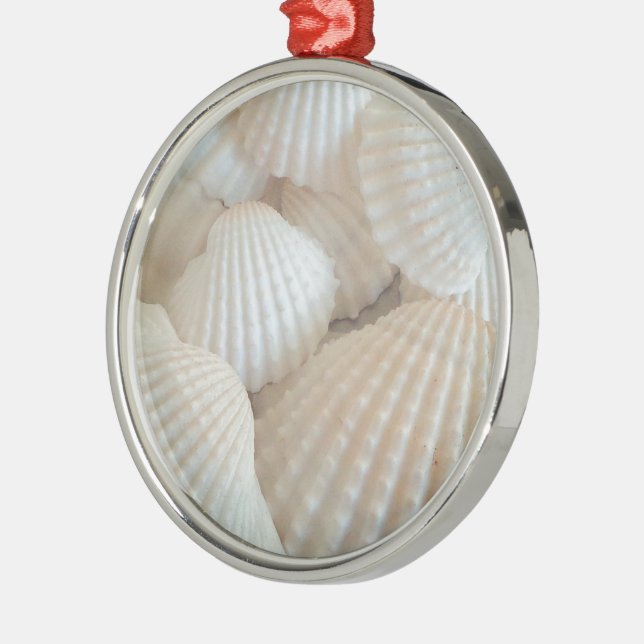 Sonnige weiße Muscheln, exotischer Sommerstrand Silbernes Ornament (Links)