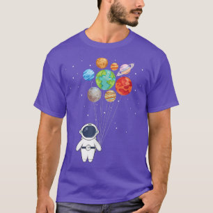 Sonniger Astronaut mit Planeten im handwerklichen T-Shirt