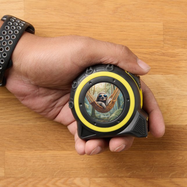 Sonniger Hang mit Sonnenbrille in einer Hängematte Maßband (Zuhause)