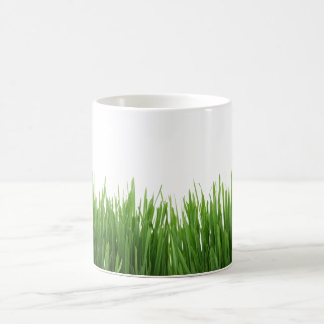 Sonniger hellgrüner Grasphotographiedruck Kaffeetasse (Mittel)
