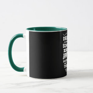 Sonniger Sohn im Gesetz einer erfrischenden Phanta Tasse