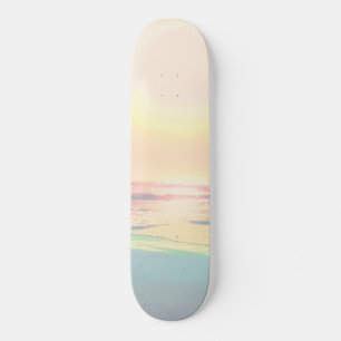 Sonniger Sommer mit tropischer Sonne Skateboard