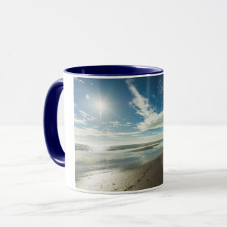 Sonniger Tag über dem Winterstrand Tasse