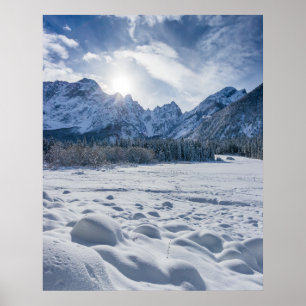 Sonniger Wintertag am schneegefrorenen See Fusine Poster