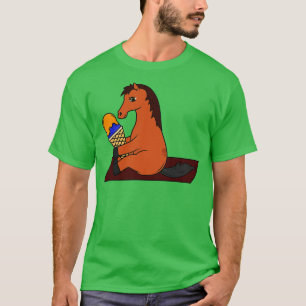 Sonniges Pferd mit einer Waffel Eis T-Shirt